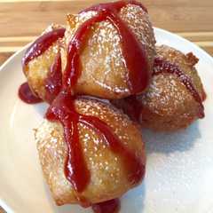 Una foto de Buñuelos con Salsa de Guayaba (membrillo)