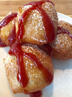 Una foto de Buñuelos con Salsa de Guayaba (membrillo)
