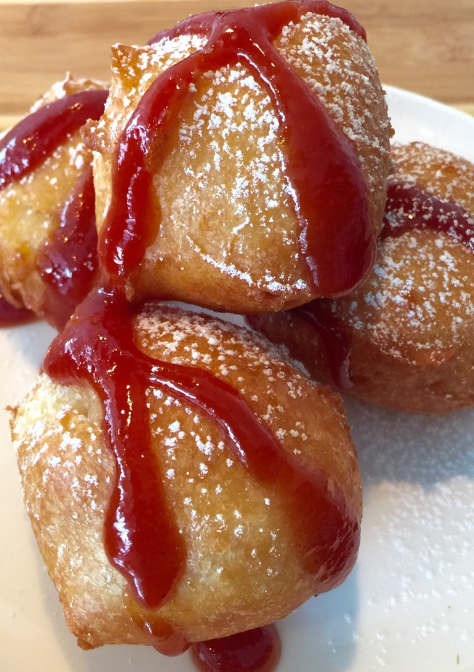 Una foto de Buñuelos con Salsa de Guayaba (membrillo)