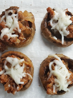 Una foto de Champiñones Rellenos de Ternera, Cebolla y Mozzarella