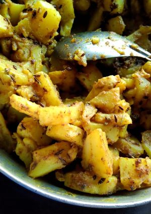 जीरा आलू (jeera aloo recipe in Hindi) रेसिपी मुख्य फोटो