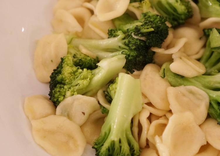 Home made pasta, orechiette, with broccoli