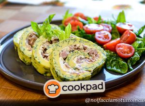 Foto di Rotolo di Frittata agli Spinaci Farcito con Salsiccia e Ricotta