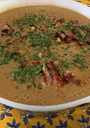 Une photo de Soupe de betteraves rouges et pois chiches au lard et crème
