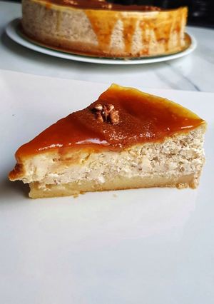 O poză a rețetei Cheesecake cu nuci și caramel.