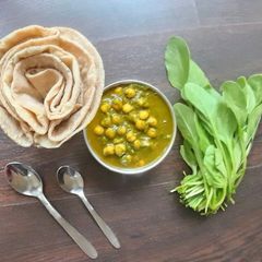 A picture of Roti & Palak Chole curry.
