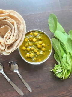 A picture of Roti & Palak Chole curry.