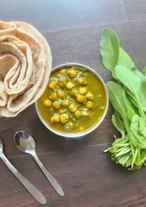 A picture of Roti & Palak Chole curry.