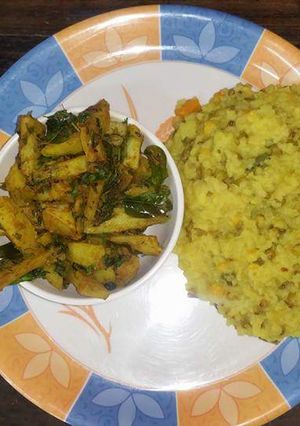 A picture of Paanch ratna ki khichidi with methi aloo.