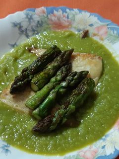 Una foto de Dorada a la plancha con puré de trigueros y puerro y puntas de trigueros salteadas