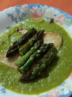 Una foto de Dorada a la plancha con puré de trigueros y puerro y puntas de trigueros salteadas