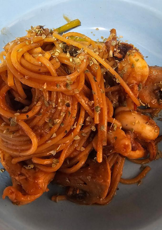Una foto de Spaguetini con salsa de cebolla y pimiento rojo