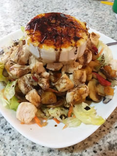 Una foto de Ensalada templada con queso caramelizado