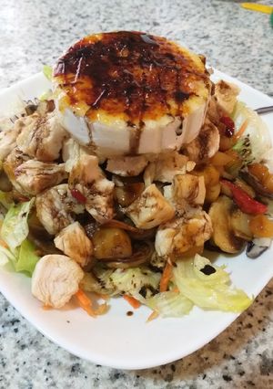Una foto de Ensalada templada con queso caramelizado