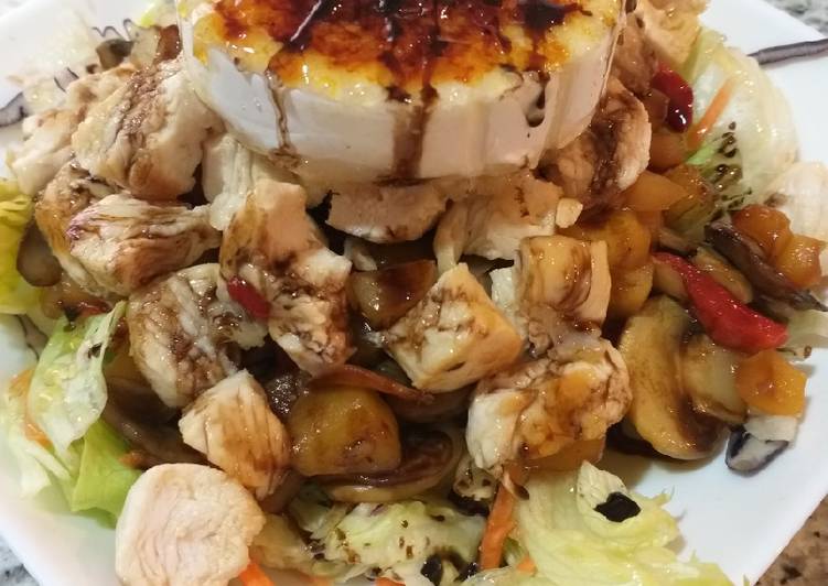 Ensalada templada con queso caramelizado