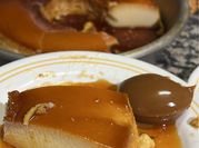 Una foto de flan casero