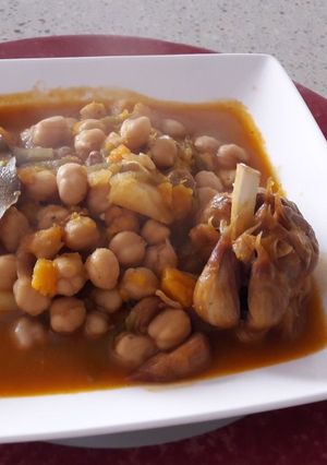 Foto principal de Garbanzos con habas y calabaza
