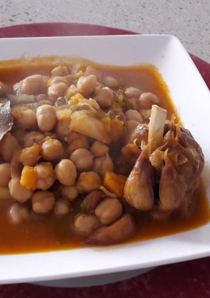 Una foto de Garbanzos con habas y calabaza