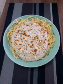 Una foto de Spaguetis con salsa de almendras y puerro