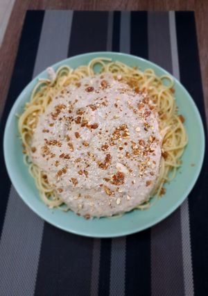 Una foto de Spaguetis con salsa de almendras y puerro
