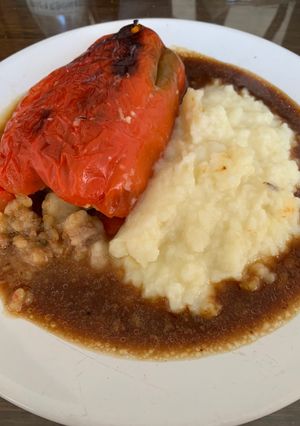Una foto de Morrones rellenos de carne y puré