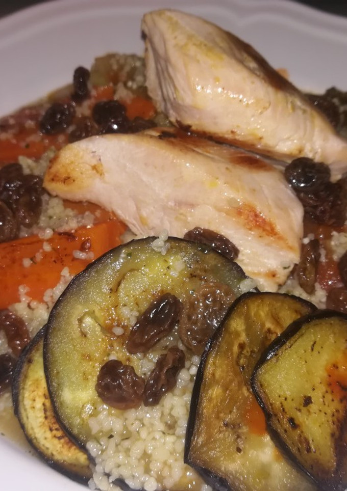 Una foto de Cus cus con pavo y verduras