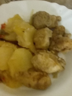 Una foto de Pechuga de pollo adobado con patatas al horno