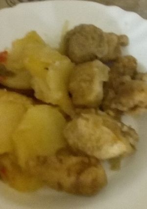 Una foto de Pechuga de pollo adobado con patatas al horno