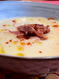 Una foto de Vichyssoise con crujiente de jamón