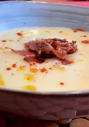 Una foto de Vichyssoise con crujiente de jamón