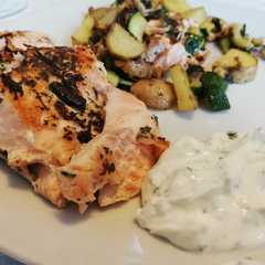 Foto di Salmone aromatizzato con salsa yogurt