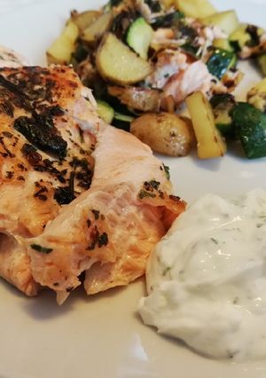 Foto di Salmone aromatizzato con salsa yogurt