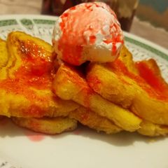 French toast with strawberry syrup and cream 🍽️ A picture of French toast with strawberry syrup and cream 🍽️.