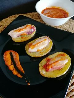 Una foto de Pulpo con patatas asadas y mojo picón
