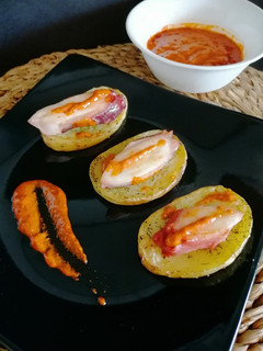 Una foto de Pulpo con patatas asadas y mojo picón