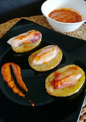 Una foto de Pulpo con patatas asadas y mojo picón