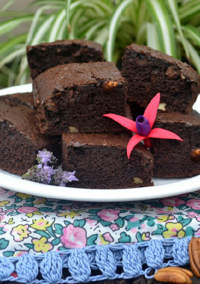 Una foto de Brownies de cacao, café y nueces💜 (sin manteca, sin harina)
