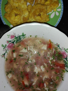 Una foto de Ceviche de pollo con patacones
