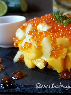 Una foto de Tartar de mango, melón y huevas de salmón