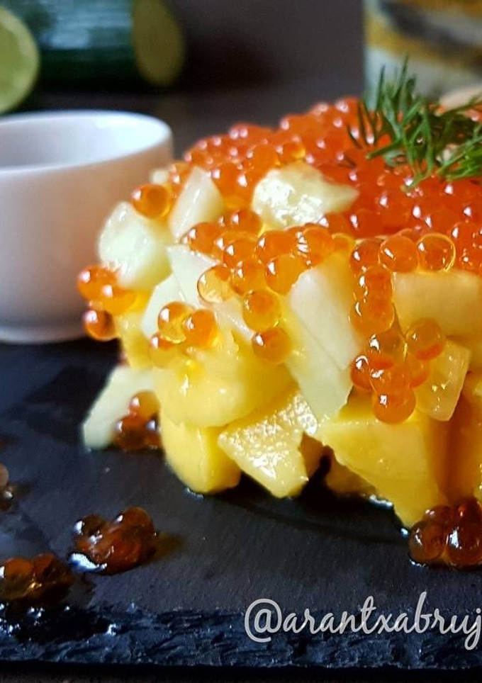 Una foto de Tartar de mango, melón y huevas de salmón