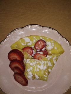 Una foto de 🍓Tipo crepe de huevo con frutillas o banana.🍌