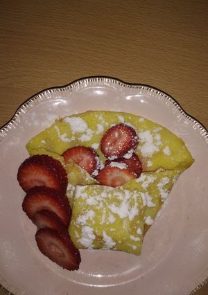 Una foto de 🍓Tipo crepe de huevo con frutillas o banana.🍌