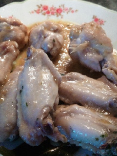 Una foto de Alones de pollo al ajillo en Monsieur Plus