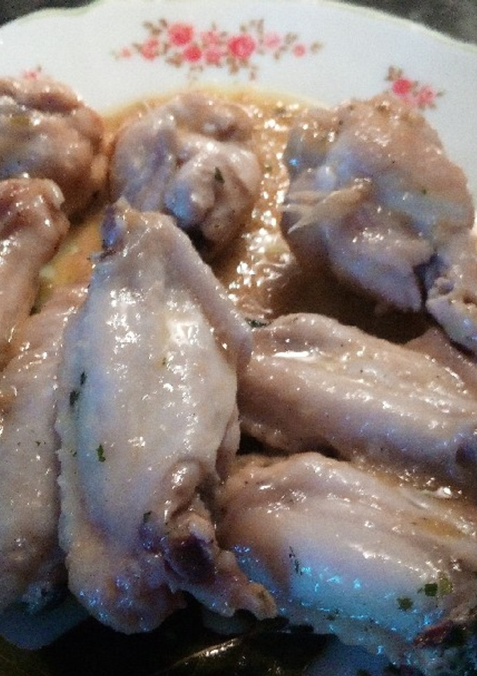 Una foto de Alones de pollo al ajillo en Monsieur Plus