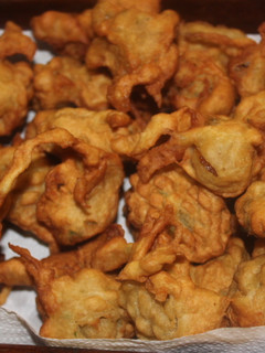 Una foto de Buñuelos de plátano con ajo y perejil