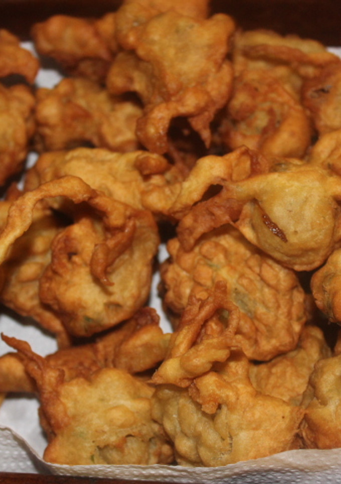 Una foto de Buñuelos de plátano con ajo y perejil