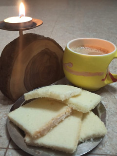 மெழுகுவர்த்தி வெளிச்சத்தில் வெண்ணிலா கேக் மற்றும் காபி (Vanilla cake & coffee recipe in tamil) செய்முறை முக்கிய புகைப்படம்
