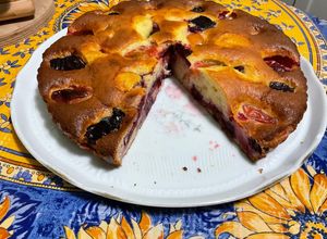 Une photo de Gâteau aux quetsches, mûres, prunes d’ente et mascarpone