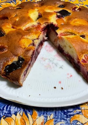 Une photo de Gâteau aux quetsches, mûres, prunes d’ente et mascarpone