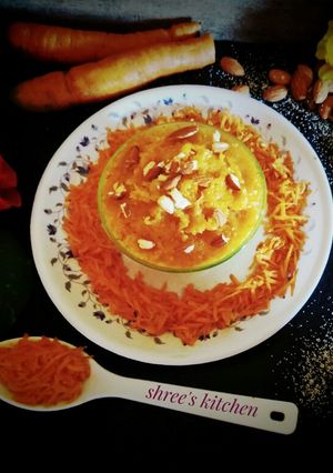সেমোলিনা গাজর হালওয়া(Semolina gajar halwa recipe in Bengali) রেসিপির প্রধান ছবি